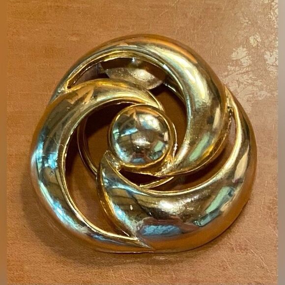 Women’s Scarf Clip Gold Tone Round Swirl Pinwheel 1.5” - Picture 1 of 3